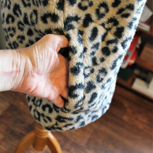 Avon / Studio 1886 Fuzzy Fleece Leopard Print Open Vest, Small - Picture 2 of 5